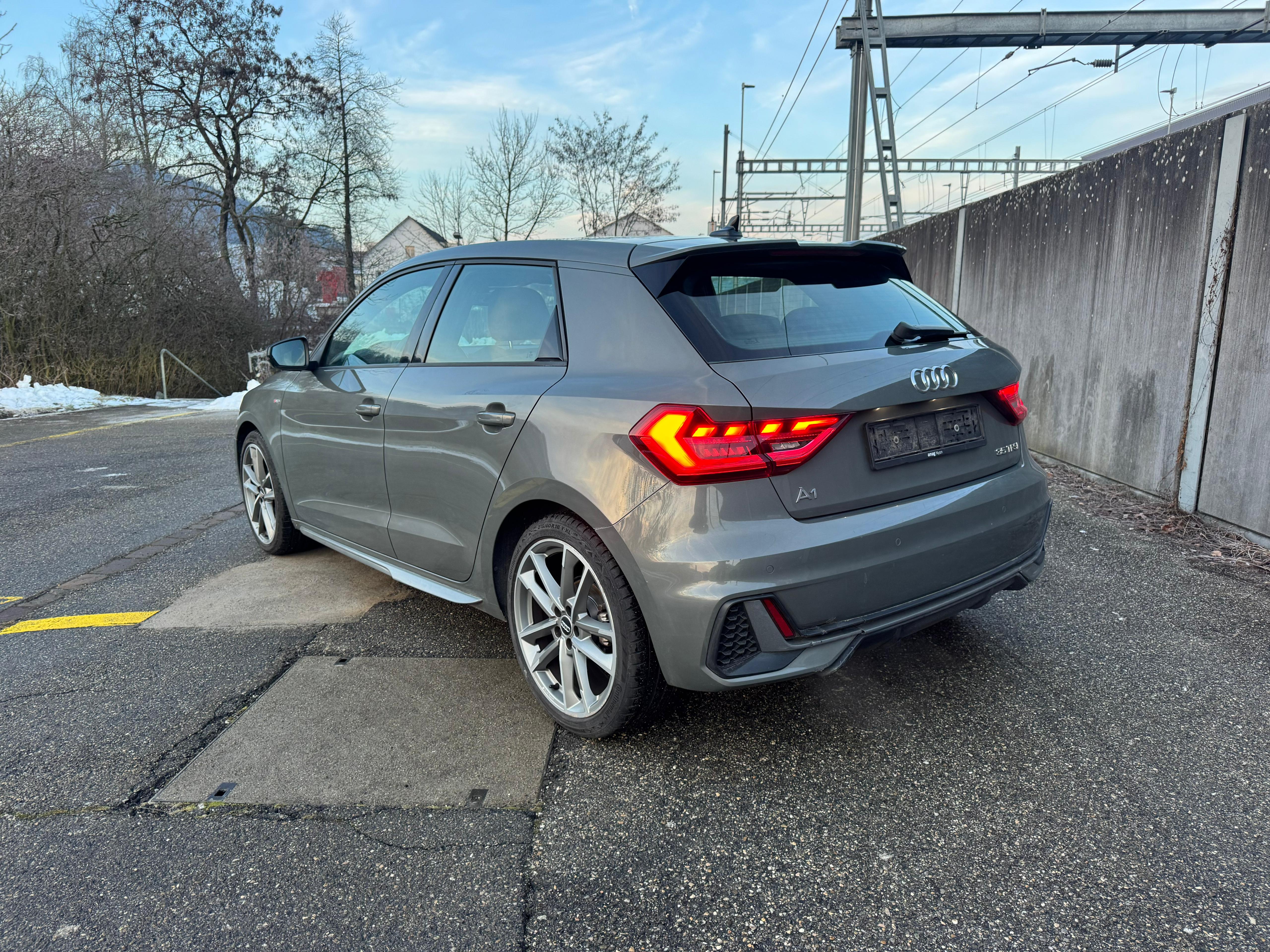 Audi Fahrzeug von der hinteren linken Seite